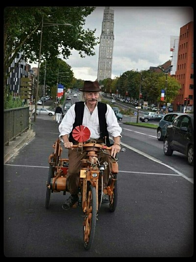 Hîldebert parcourant la ville d'Amiens sur son fameux tricycle le "Vadrouilleur Olympien"...